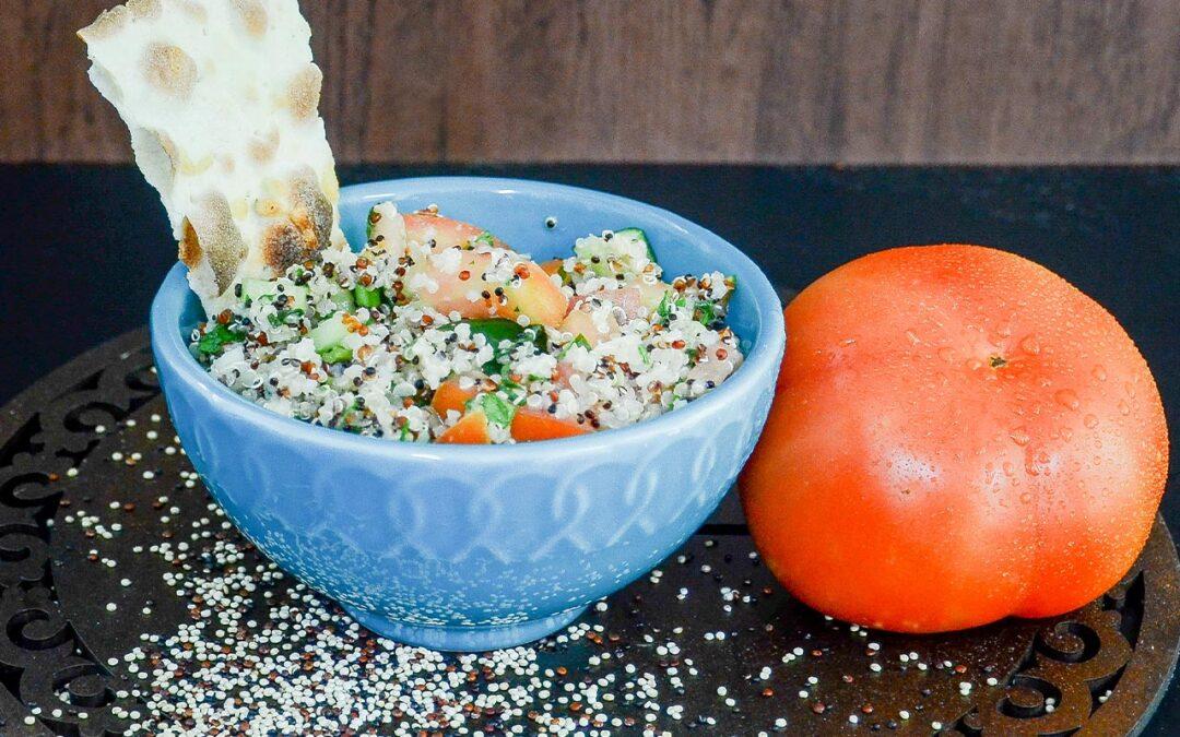 Tabule de quinoa e tomates