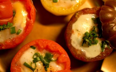 Tomates recheados com queijo e ovo