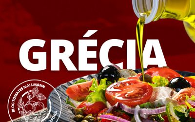 Saladas gregas com tomates para refrescar os seus dias
