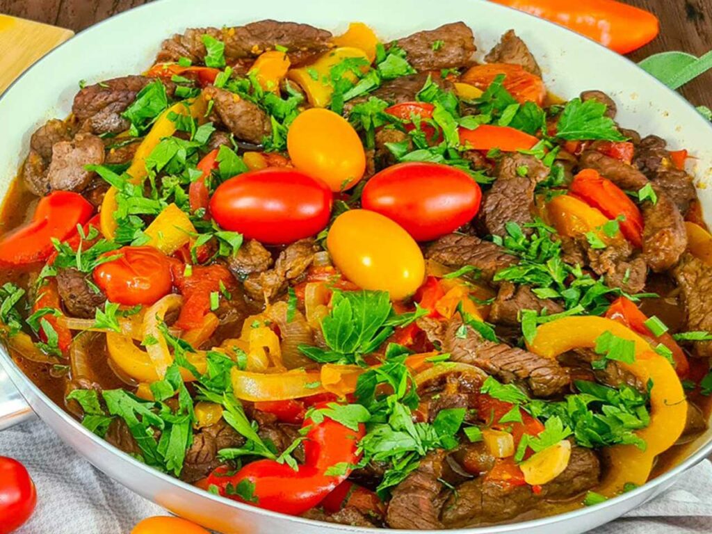 Filezinhos de Alcatra com Pimentão e Tomate